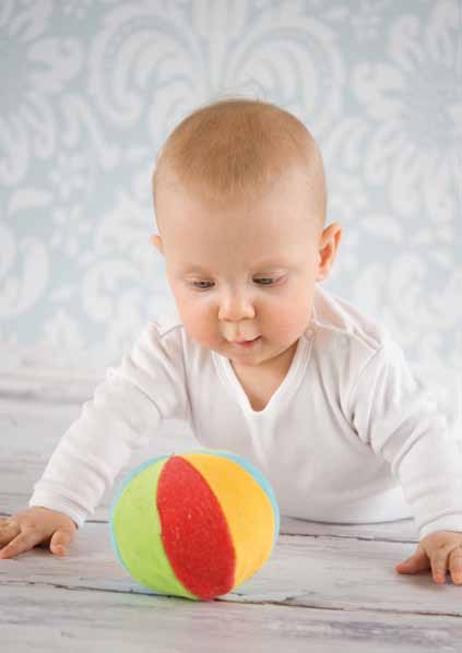 Balspel voor baby s 0-2 jaar Levensecht Je trapt tegen de bal. Wat knap van jou! Neem een stoffen bal. Het liefst met een belletje erin. Knoop de bal vast aan een stuk elastiek.