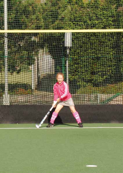 Scoren met je hockeystick 8-12 jaar Spelen en onderzoeken Maak zoveel mogelijk goals achter elkaar. Ga met je hockeystick en bal tegenover een goal staan.