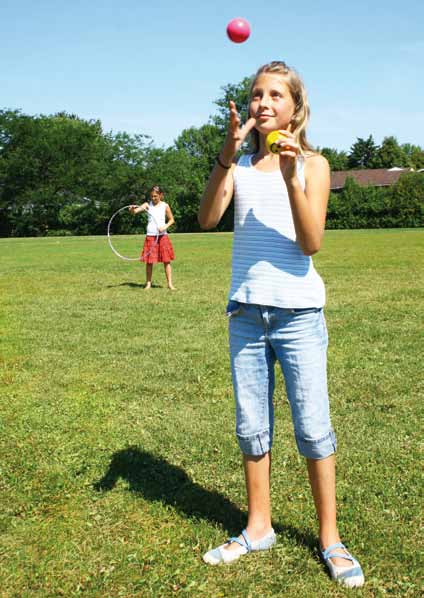 Jongleren 8-12 jaar Spelen en onderzoeken Gooi de ballen in de lucht en probeer ze steeds weer te vangen. Bij jongleren gaat het om dingen in de lucht gooien en vangen.