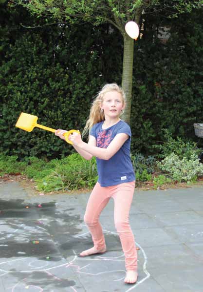 Slagbal met waterballonnen 8-12 jaar Spelen en onderzoeken Spat de ballon uiteen als je hem raakt? Slagbal is een sport dat je speelt met een groot team. Maar je kunt met waterballonnen oefenen.