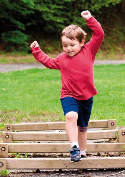 Tips voor bij Sport&Bewegen activiteiten Jonge kinderen zijn meestal makkelijk enthousiast te maken. Door hen zelf nieuwe materialen te laten ontdekken die bij de activiteit horen.