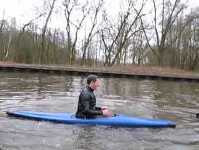 1 De boot ligt volledig omgekeerd op het water.