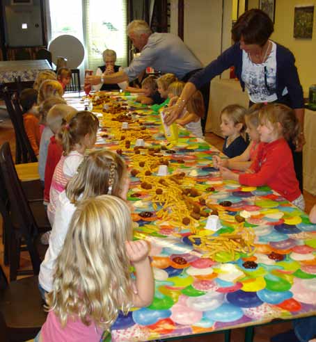 5 De organisatie van het onderwijs 6 De afstemming naar kinderen BEWEGINGSONDERWIJS Naast de wekelijkse gymnastieklessen - en voor groep 3 en 4 de zwemlessen - schrijft de school ook in voor