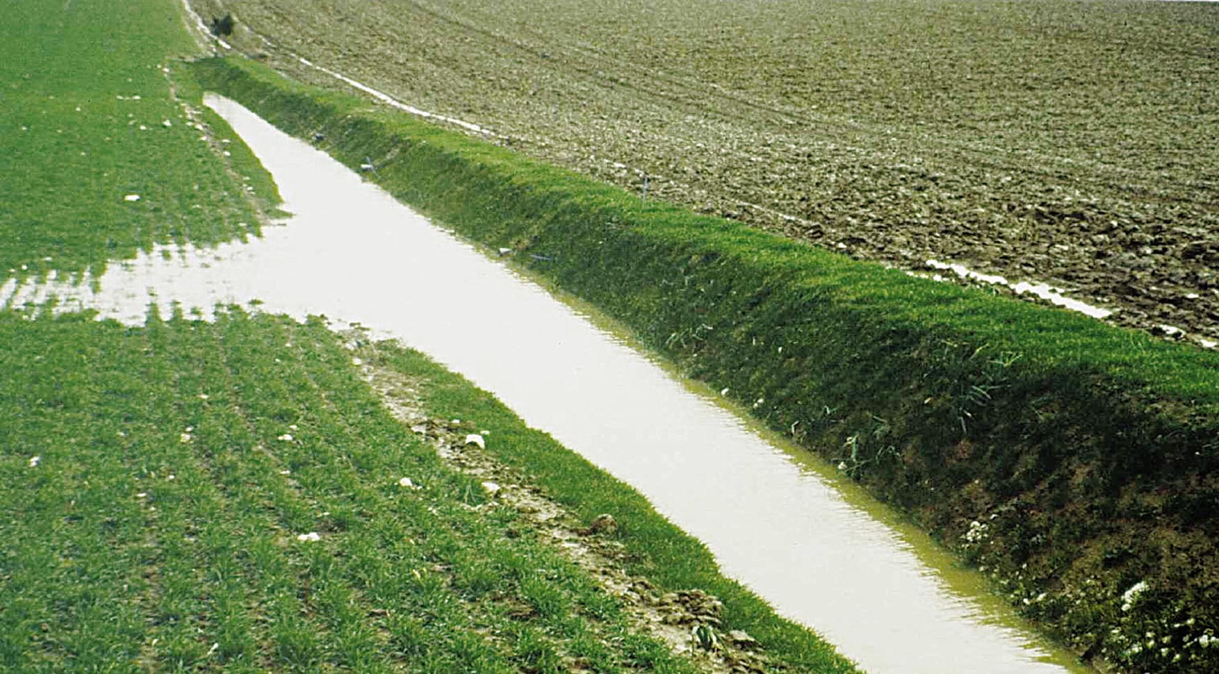Erosiebestrijdingstechnieken Voordelen van opvangsystemen: Aanleg van opvangsystemen Stroomopwaarts capteren en stockeren van afstromend water.