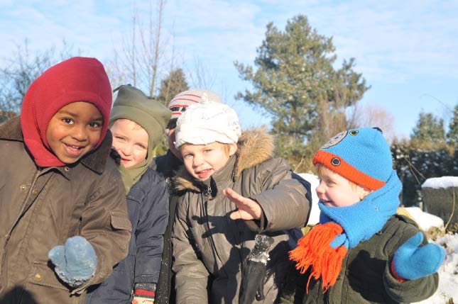 9 Kinderrechten Kinderen hebben speciale bescherming nodig vanwege hun unieke noden. Hun specifieke rechten zijn erkend op internationaal niveau.