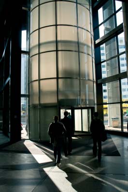 19 Architectuur Op een terrein van 95 bij 95 meter naast het Centraal Station is een van de grootste en hoogste kantoorgebouwen van Nederland gerealiseerd.