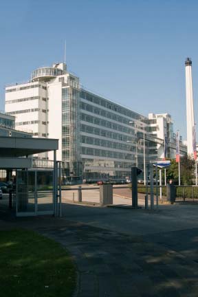 29 Architectuur De Van Nellefabriek bestaat uit een aantal gebouwdelen die met elkaar zijn verbonden door loopbruggen.