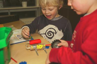 202 tijd van kinderen, en daarin mogen ze zelf bepalen wat zij spelen. Daarom organiseren veel pedagogisch medewerkers de activiteiten zodanig dat die keuze aanwezig blijft.