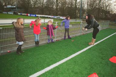 KENNIS Kinderen leren gevarieerder spelen in het groen Een natuurlijk speelomgeving stimuleert kinderen tot meer gevarieerd speelgedrag, meer creatief en exploratief speelgedrag, meer sociaal gedrag