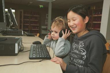 196 dat ze kunnen terugvallen op hun hulp indien nodig. En bij valpartijen biedt de pedagogisch medewerker troost en een pleister.