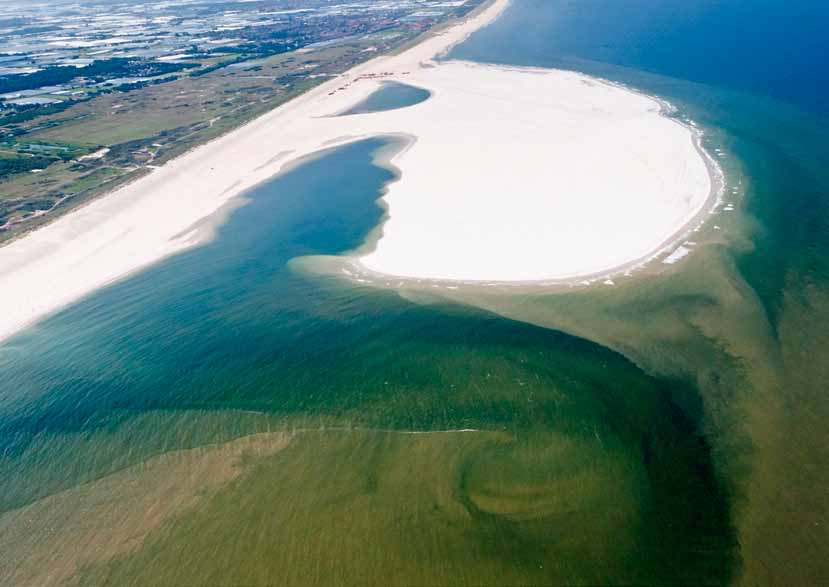 2 Inleiding Voor de kust van Ter Heijde en Den Haag is in 2011 een schiereiland van 128 hectare aangelegd, even groot als 200 voetbalvelden: De Zandmotor Delflandse kust.