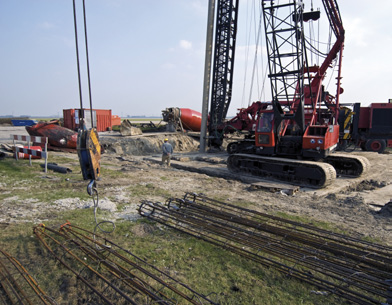 Verschillende situaties In de Nederlandse bouw kunt u werken als werknemer of als uitzendkracht. Daarbij kunt u in dienst zijn van een Nederlandse of een buitenlandse onderneming.