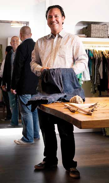 Interview 45 INTERVIEW Groen is niet altijd suf Bedrijf: Mud Jeans, Almere organische kleding Tim van Looijen, mede-oprichter We hebben in 2007 Mud Jeans geïntroduceerd als duurzaam modemerk voor