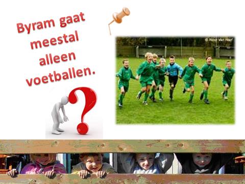 Als Kasper een goed rapport heeft, mag hij in de vakanties extra voetbalkampen meedoen. Dat is tof! Dan gaan ze ook op uitstap en helpen de mama s met koken.