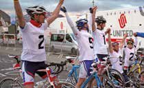 Hardlopers voor Alphen d HuZes vertrekken vanaf het Rijnplein voor een serieuze trainingsloop en worden door Maarten Peters* en Margriet Eshuijs* na hun inspanningen zingend op het Rijnplein