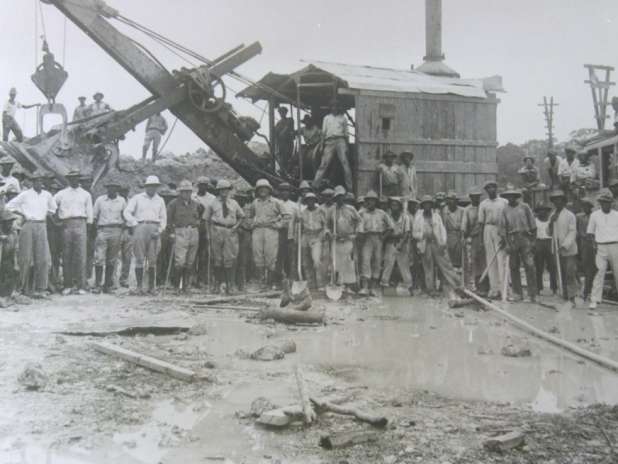 In 1942, zesentwintig jaar na de vestiging van de Suralco in Suriname, richtten de arbeiders van Paranam en Moengo zich in de Surinaamse Mijnwerkers Unie (SMU) en pleitten voor onder andere een