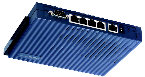 Gebruik ALLEEN de adapter die is meegeleverd met de ESG103/ESG104. 3. WAN Deze aansluiting is voor de verbinding met het ADSL/kabelmodem. Gebruik a.u.b. de bijgesloten UTP Cat-5 RJ-45 kabel om het ADSL/kabelmodem aan te sluiten op de ESG103/ESG104.