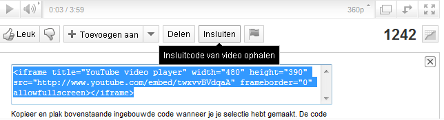 Klik onder een Youtube filmpje op Delen en daarna op Insluiten. Dan krijg je daaronder weer een code.