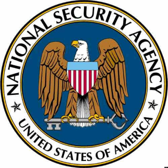 De insider lekt - een kijkje in de keuken bij de NSA Ook als je niet erg geïnteresseerd bent in de beveiliging van computers en privacy kan het verhaal rondom Edward Snowden je nauwelijks ontgaan