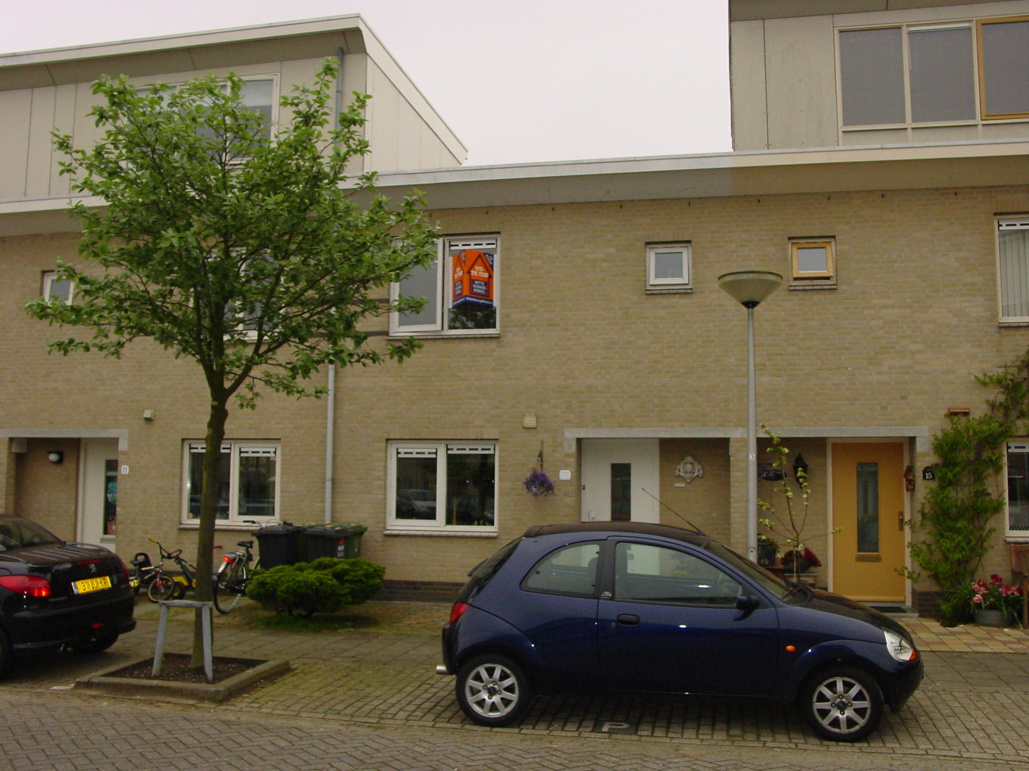 Deze woning is voorzien van een luxe keuken en badkamer en heeft vanuit het keukenraam uitzicht op een speelplein.