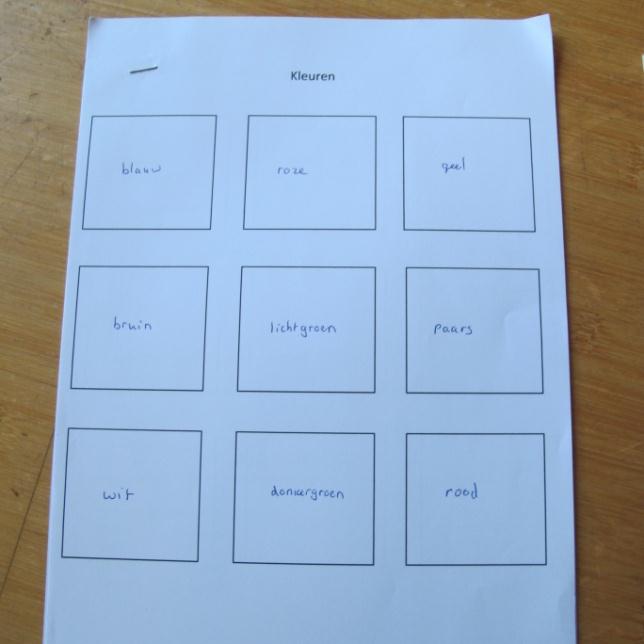 De negen kaartjes worden in een vierkant van drie bij drie kaartjes bij elkaar gelegd, zie afbeelding 2.