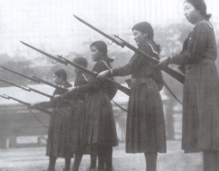 HOOFDSTUK 3 Het karate onder invloed van Japan In 1936 verordende de Japanse regering dat iedere scholier mee moest doen aan een militaire educatie V aak hoor je negatieve reacties, en gelukkig soms
