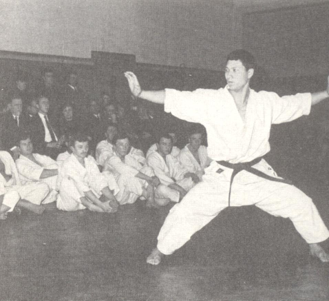 HOOFDSTUK 6 Karate, een bron van ruzies Hiroshi Shirai in Antwerpen in 1962 demonstreert het kata unsu voor judoka.