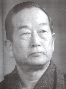 HOOFDSTUK 6 Karate, een bron van ruzies Masatoshi Nakayama, de leider van de J.K.A. wedstrijden. In 1955 werd deze organisatie erkend door de Japanse overheid.