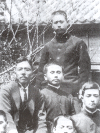 HOOFDSTUK 2 Karate, de hand van Gichin G ichin Funakoshi, ook wel Tominakoshi genoemd, werd in 1868 te Shuri (Okinawa) geboren.