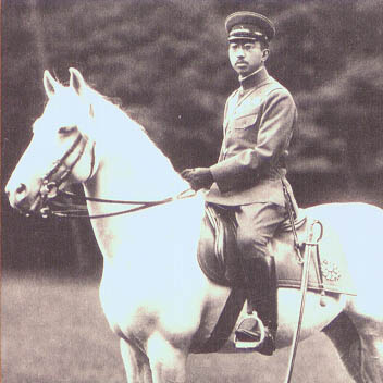 HOOFDSTUK 2 Karate, de hand van Gichin Kroonprins Hirohito (hier op zijn paard) de latere keizer onder wiens verantwoordelijkheid het karate in Japan werd geïntroduceerd maar ook dezelfde goddelijke