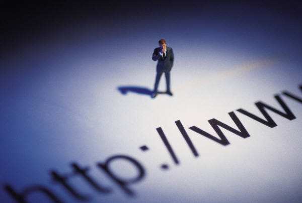 Wat is een "URL"? URL = reeks letters en tekens voorbeelden: http://www.belgacom.be http://www.