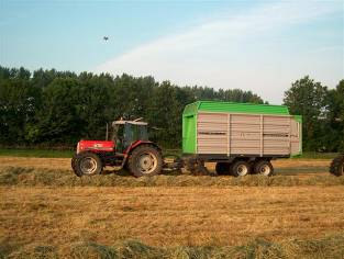 Eindrapport 11/005393 MKBA ecologisch bermbeheer 37 168 Foto 5-3: Cirkelschudder en opraapwagen (bron: provincie West-Vlaanderen, 2010) Vaak zullen de beheerresten eerst nog moeten worden tijdelijk