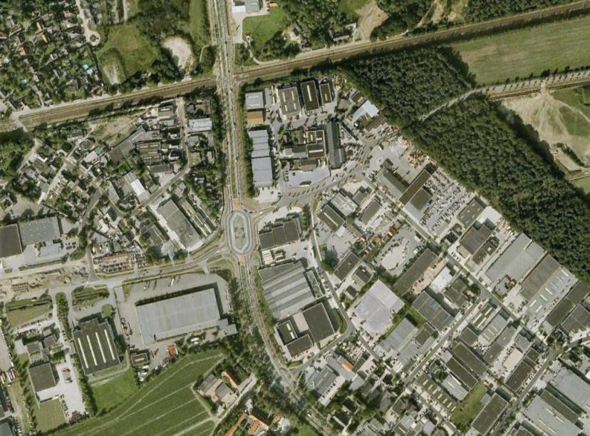 OMGEVINGSFACTOREN Het complex is opvallend gelegen (hoeklocatie) op bedrijventerrein Eeneind II nabij de doorgaande weg Collse Hoefdijk.
