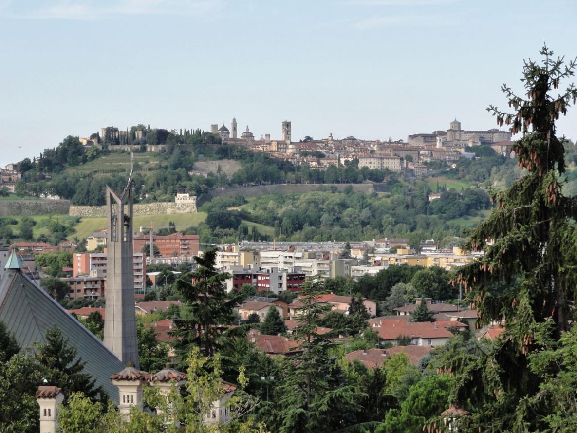 Vrijdag 29 juli Bergamo 0 km Weer: zonnig, 20-28 0 C We houden vandaag een rustdag en bezoeken de oude stad van Bergamo. Vanaf ons balkon hebben we daar al een mooi uitzicht op.