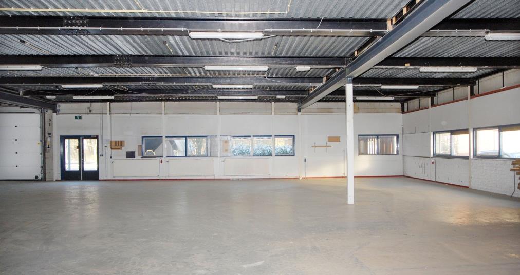 De bedrijfsruimte zal worden opgeleverd inclusief: beton-/tegelvloer, onder de vloer bevindt zich een vrije ruimte en de vloer staat op betonpoeren; verlichtingsarmaturen; 2 overheaddeuren