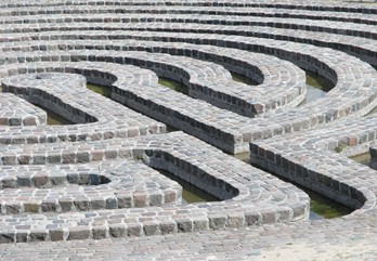 kunstenaar: Klaus van de Locht, Jaap van Hunen titel: Labyrinth locatie: Waalkade In 1982, nadat de nieuwe waterkeringmuur is gerealiseerd, wordt de Waalkade verfraaid met het Labyrinth.