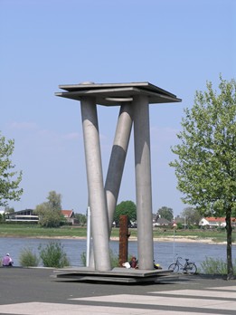 kunstenaar: Ari Berkulin titel: Sculptuur jaartal: 1995 locatie: Waalkade (ter hoogte van het Holland Casino) Dit kunstwerk kwam tot stand vanuit een opdracht van de gemeente Nijmegen in het kader