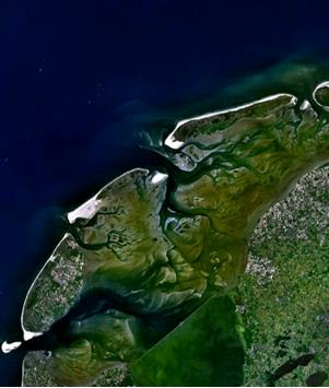 2. Morfologische ontwikkeling van de Westelijke Waddenzee Het Waddengebied is een uniek getijdengebied dat zich strekt langs de kust van Nederland tot Denemarken.