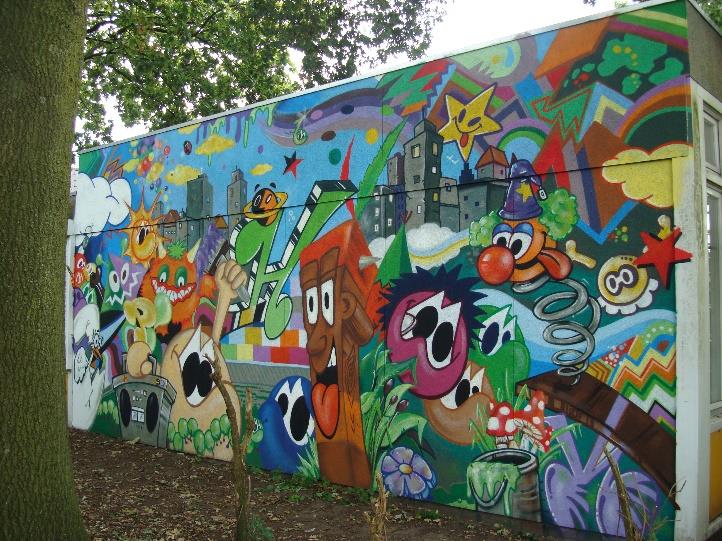 De muurschildering is af. Aan de achterzijde van onze school hebben we een prachtige muurschildering gekregen. Het ziet er mooi uit, zeker straks in de winter als de struiken wat kaler worden.