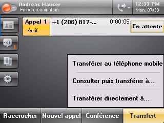 Gebruikershandleiding Polycom CX 700 IP-telefoon Doorschakelen met overleg: 1. Druk tijdens een oproep op de schermtoets Doorverbinden. De actieve oproep wordt in de wachtstand gezet. 2.