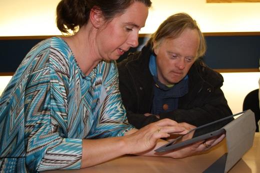 In gesprek met Rinske Rill over Social Media. Kennismaken met tablets, internet en apps.