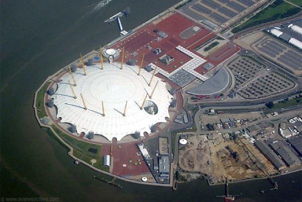 De O2 Arena, die vroeger gekend was als de Millennium Dome, is een grote hal die gebouwd werd op de Meridiaan in Greenwich als onderdeel van de viering van het nieuwe Millennium.