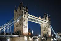 Geschiedenis van de brug Londen Tablet versie 1 Tegen 1876 begon het oosten van Londen erg druk te worden en er werd besloten om in dit deel van de stad een brug over de Thames aan te leggen.