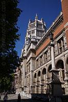 Het gebouw Londen Tablet versie 1 De prachtige gevel van het Victoria en Albert Museum strekt zich 220 meter uit langs Cromwell Gardens.