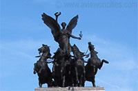 Wellington Arch Londen Tablet versie 1 Wellington Arch is een triomfboog die aan het begin van de 19e eeuw werd opgericht ter ere van de Hertog van Wellington, die Napoleon in 1815 in de Slag bij