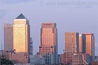 Canary Wharf Londen Tablet versie 1 Canary Wharf is een modern district met hoogbouw kantoren en appartementen, gelegen aan de voormalige West India Docks op the Isle of Dogs, een inham in de Thames