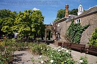 Holland Park Londen Tablet versie 1 Holland Park staat bekend als een van de mooiste parken van Londen. Velen verkiezen het boven meer bekende parken als Kensington Gardens en Hyde Park.