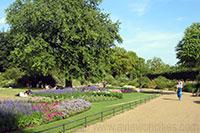 Hyde Park Londen Tablet versie 1 Hyde Park, een park dat in 1637 door koning Karel I voor het publiek werd opengesteld, is een van meerdere koninklijke parken in Londen die met elkaar verbonden zijn.