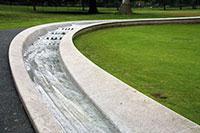 Diana, Princess of Wales Memorial Fountain Net ten zuidwesten van de Serpentine ligt een monument opgericht ter ere van princes Diana.