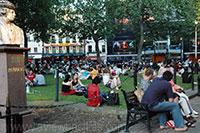 Leicester Square, genoemd naar de tweede graaf van Leicester, is het hart van de entertainment wijk in Londen.